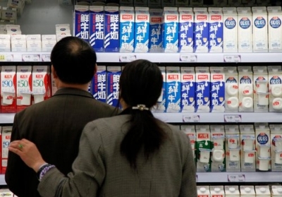 Китайці масово скуповують світові запаси сухого молока