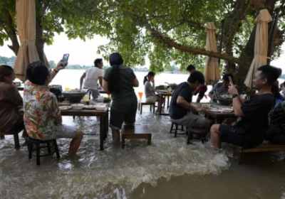 У Таїланді повінь зробила популярним підтоплений ресторан