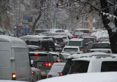 У Києві через снігопад утворилися сильні затори
