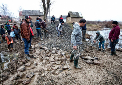 У Закарпатській області роми власноруч побудували дорогу до табору