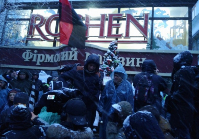 Учасники маршу під ізолятором СБУ заблокували магазин Roshen
