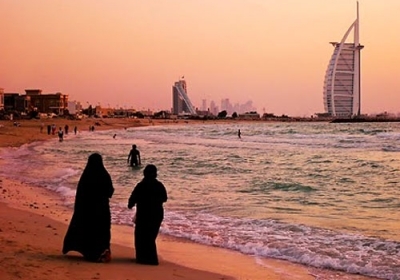 В ОАЕ хочуть карати туристів за непристойний вигляд і поведінку