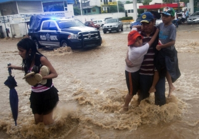Мексика потерпає від урагану і шторму: 5 тисяч людей евакуювали 