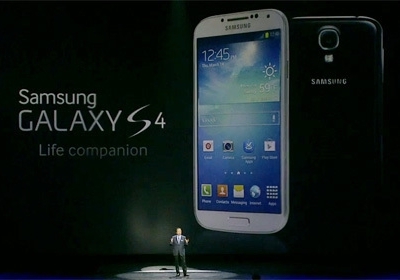 Samsung показала смартфон Galaxy S4, яким можна керувати дез дотиків
