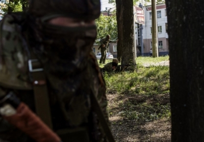 Террористы ЛНР вынесли огнестрельное оружие из отделений 