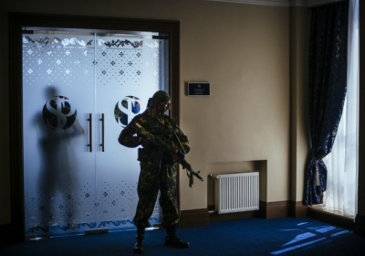 На Донбассе украинские военные разгромили склад оружия террористов, - видео