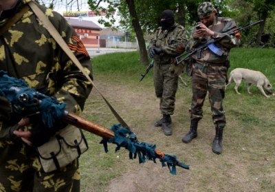 Влада звільнила трьох сепаратистів, які склали зброю, - Сенченко