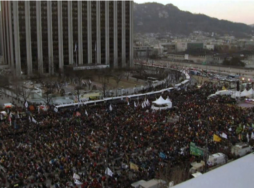 У Південній Кореї тисячі людей вийшли на акції 
