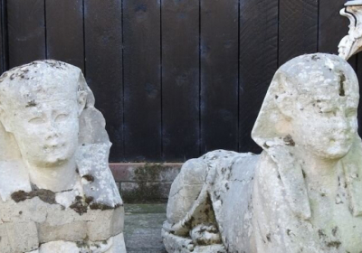 На аукціоні продали дві статуї сфінксів тисячолітньої давнини