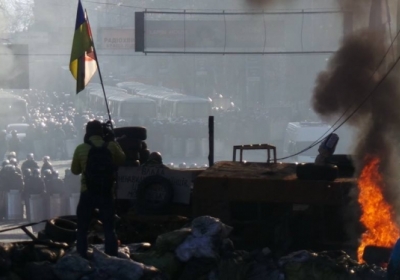 На Грушевського горять шини: активісти підтягуються до барикад, - фото, відео