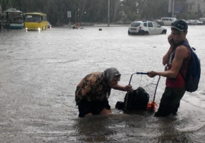Сімферополь затопило, люди ходять по коліна у воді, - фото