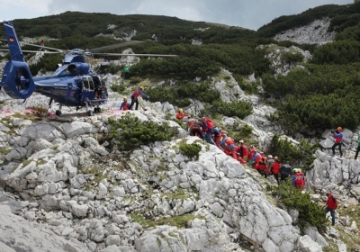 Рятувальники несуть потерпілого спелеолога Йоганна Вестхаузера до рятувального вертольоту після того, як вони визволили його з найглибшої печери Німеччини  Різендінг, 19 червня 2014. Фото: Bergwacht Bayern via Getty Images