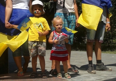 В освобожденном от террористов Славянске прошел митинг под сине-желтыми флагами, - фото, видео