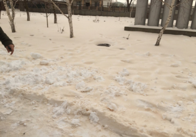 На півдні Одещини випав жовтуватий сніг