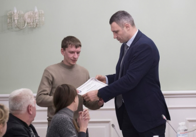 Кличко вручив чотири сертифікати на квартири сім'ям героїв Небесної Сотні