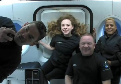 Члены гражданской миссии в космос в капсуле над Землей Фото: Twitter / Inspiration4