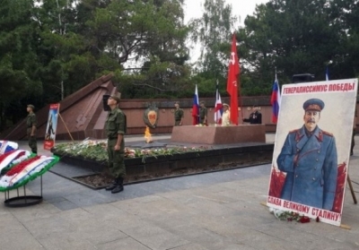В Симферополе установили портрет Сталина у Вечного огня
