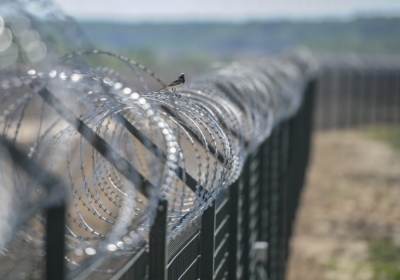 Естонія завершує будівництво першої ділянки паркану з колючим дротом на кордоні з РФ