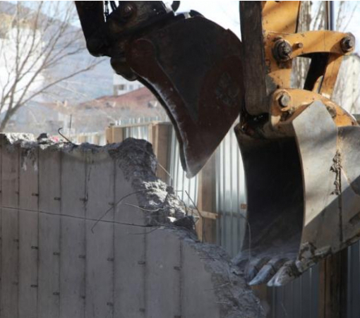 Сербы разрушили стену в Косово после обвинений в разжигании розни, - ФОТО