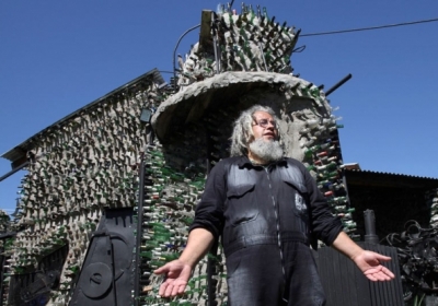 Художник Тіто Інгеньері з Аргентини побудував будинок з більш ніж 30 тисяч пляшок. Фото: Rex Features