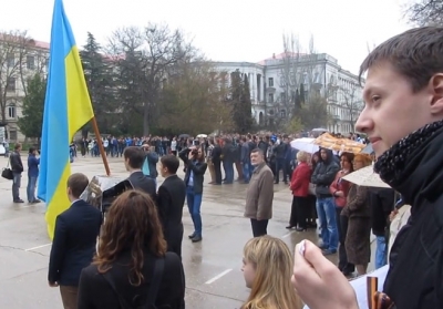 Студенты Севастопольского университета сделали демарш во время торжественного поднятия флага России