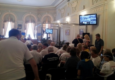 Для Тимошенко у суді спорудили скляний куб (фото)