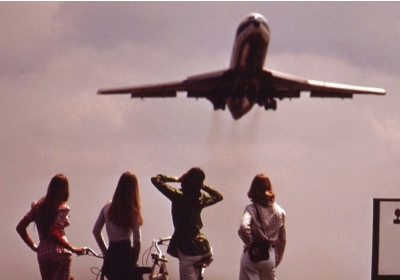 Велосипедистки спостерігають за злетом літака з Національного аеропорту, Вашингтон, округ Колумбія, травень 1973 року. Одна з дівчат закрила вуха через рев двигунів. Фото: John Neubauer/National Archives/Records of the Environmental Protection Agency