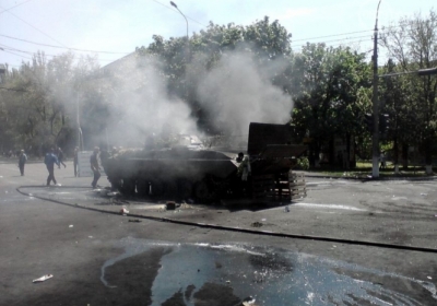 Сепаратисти в Маріуполі спалили БМП, який напередодні вкрали в українських військових, - фото, відео
