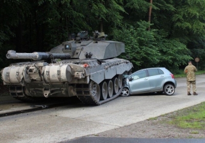 В Германии британский танк раздавил машину водителя, который учился ездить
