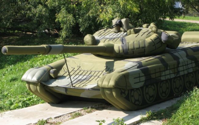 Генштаб поглузував з російських надувних танків