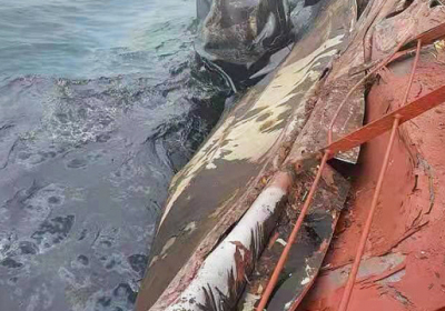 Китайский танкер разлил нефть в Желтом море