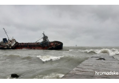 Біля Одеси дрейфує танкер: українці на борту відмовились від евакуації