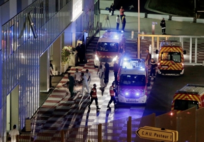 Теракт в Ницце: грузовик врезался в толпу отдыхающих