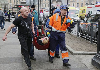 В результате теракта в Петербурге три человека погибли под колесами поезда, - Следственный комитет