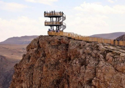 У горах Туреччини відкрили скляну терасу на висоті 200 метрів