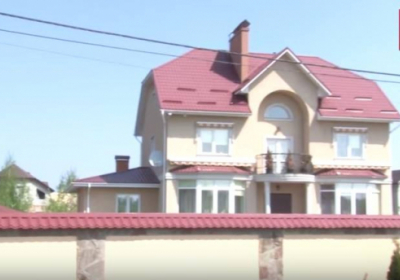 Керівник міліції Києва побудував розкішний маєток на землі, яку арештували за махінації, - ВІДЕО