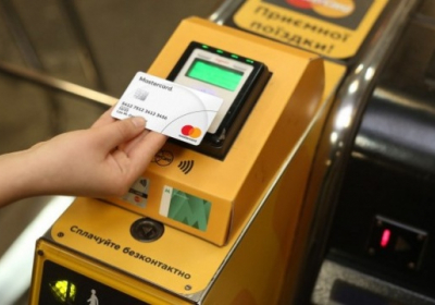 У Києві в усіх видах транспорту тестують оплату банківською карткою 