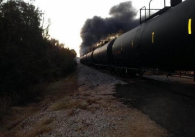 В США сошел с рельсов и загорелся поезд с нефтью