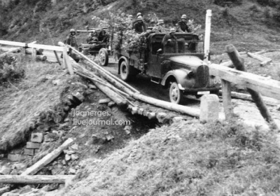 Вантажівка Ford Marmon з причепленою зенітною гарматою долає тимчасовий міст в долині Прута, липень 1941 р.