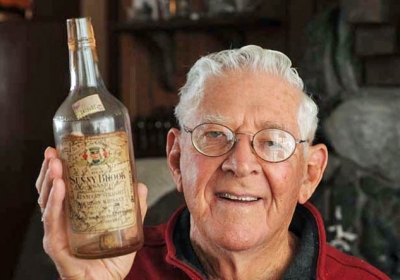 Американець казково розбагатів: він знайшов у себе на горищі 13 пляшок столітнього віскі