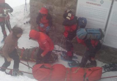 Врятовані туристи у Карпатах: потерпілих спустили з гори