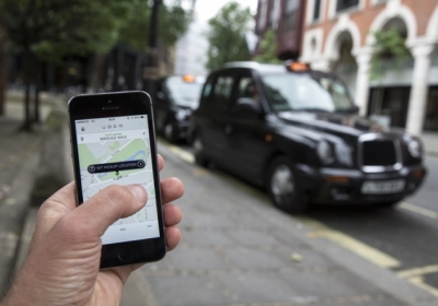 Німеччина заборонила онлайн-сервіс пошуку таксі Uber 