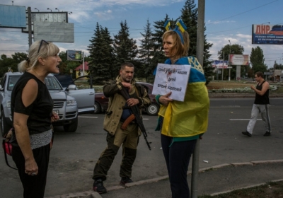 Терористи у Донецьку прив'язали до стовпа і били жінку, яку назвали 