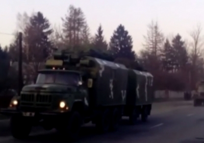 Украинцы приветливо встречают своих военных, следующих в Крым, - видео 