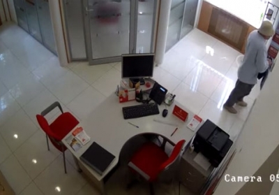 Міліція розшукує грабіжника банків, який залишає після себе шоколадки, - відео