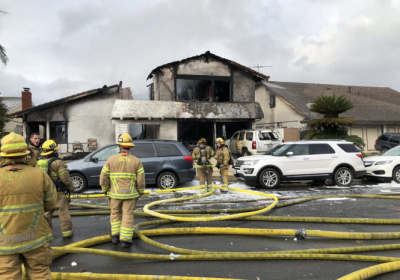 Пять человек погибли из-за падения самолета на жилой дом в Калифорнии
