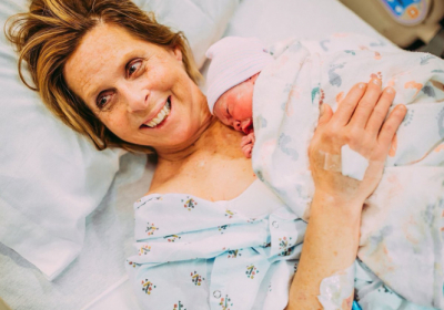 У США жінка народила дитину своєму сину-гею та його чоловіку