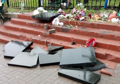 Вандала, который разбил памятник Героям Небесной сотни, арестовали