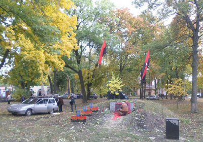 Памятник УПА облили краской в ​​Харькове