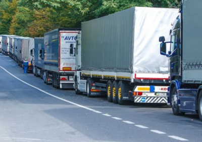 Понад 45 кілометрів, така черга із вантажівок утворилась на українсько-польському кордоні
